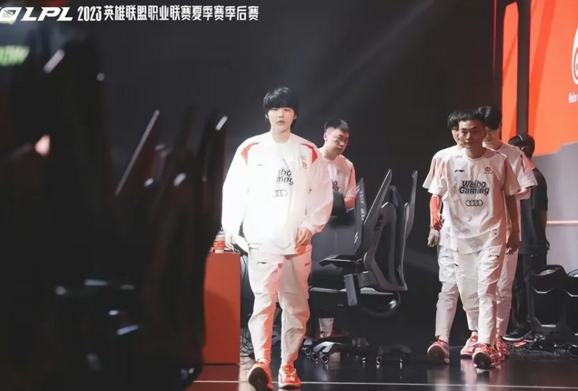 EDG翻盘FLY，Xiaohu团战一打五宿敌对决入围赛，技惊四座